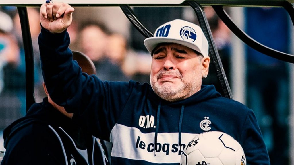 Diego Maradona fue internado en una clínica