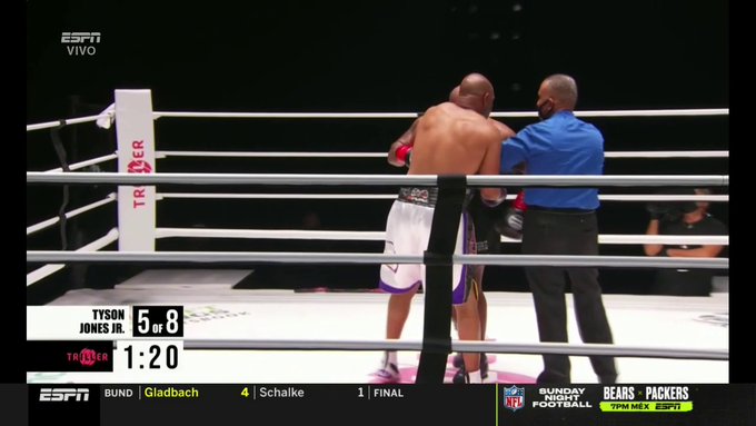 En96cacXYAAVCgy Mike Tyson Roy Jones Jr.