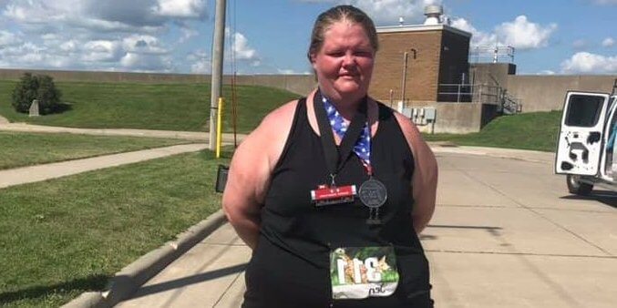 Mujer de 156 kilos termina maratón