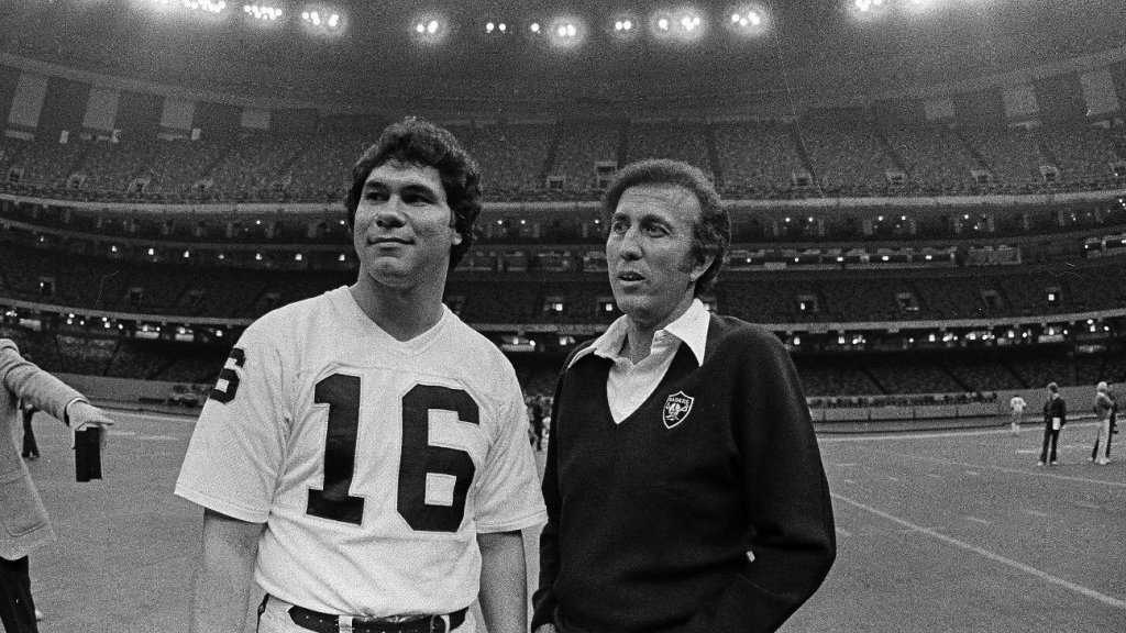 Tom Flores y Jim Plunkett, Raiders de Oakland