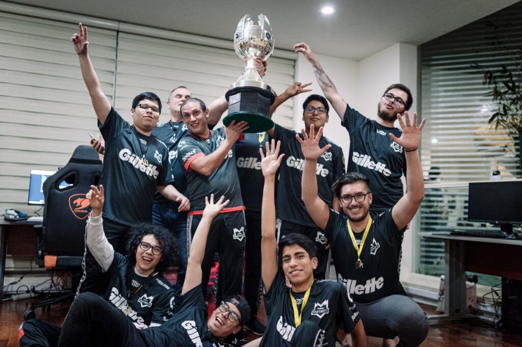 Infinity esports alza la copa en la final de la LLA de League of Legends