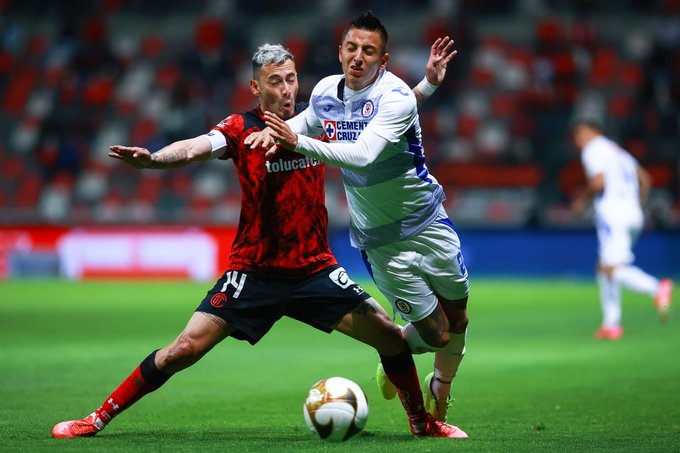 Toluca, transformado, vence 2-1 a Cruz Azul, irreconocible