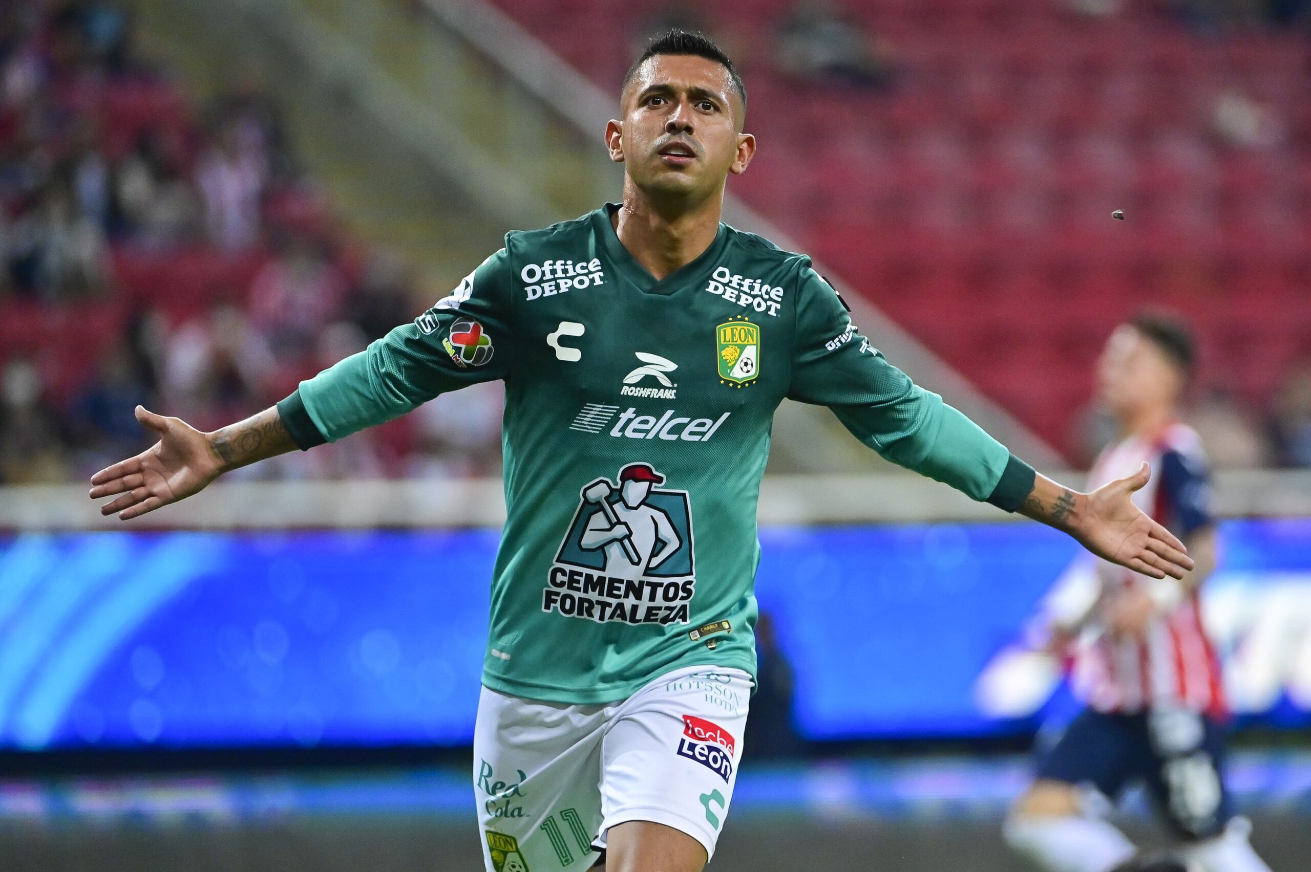 León golea a Chivas a domicilio; América se mantiene como líder
