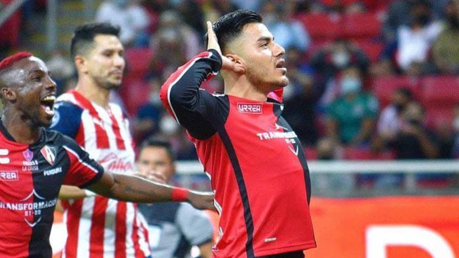 Chivas pierde ante Atlas y con dos jugadores expulsados