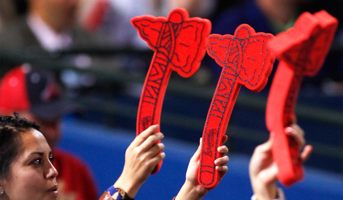 FCb3rdNWQAI1dhf Bravos de Atlanta tomahawks chop