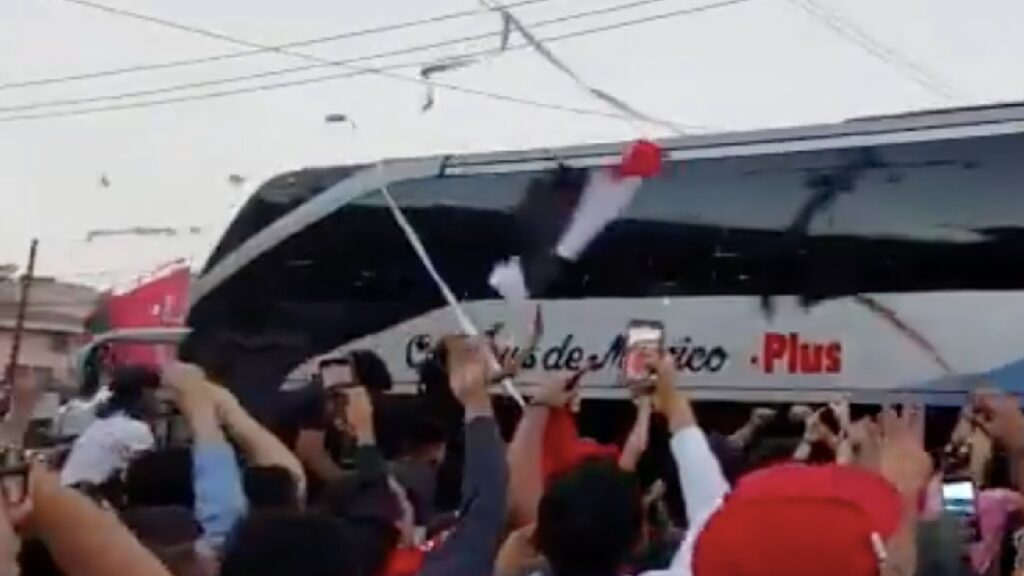 Aficionados de Atlas confunden camión de León