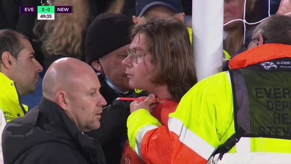 Aficionado se cuelga del poste protesta Just Stop Oil Everton vs Newcastle