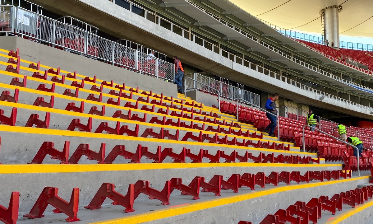 Colocan butacas en la zona que era de barras en el Estadio de Chivas