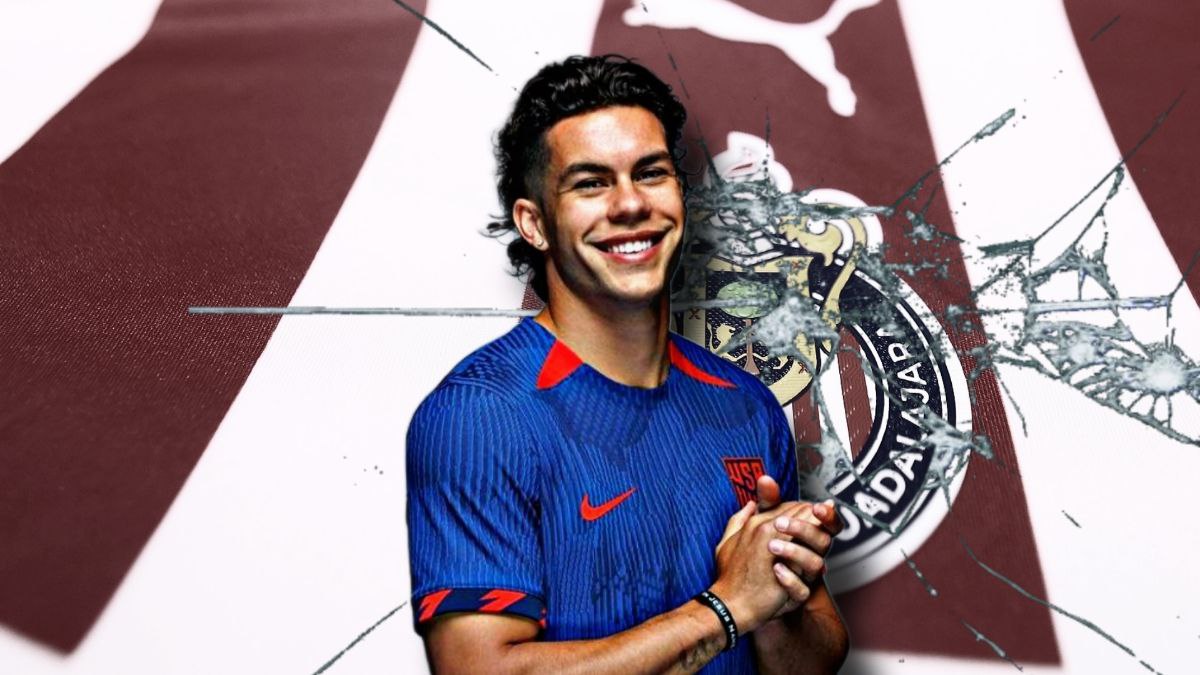 Cade-Cowell-a-Chivas-Tradicion-Moldeable-Conveniencia Cade Cowell con la playera de Chivas