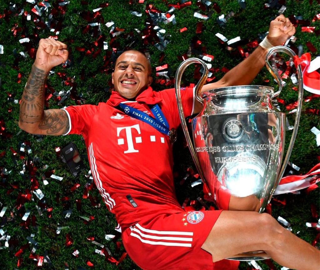 Thiago con el trofeo de la UEFA Champions League.