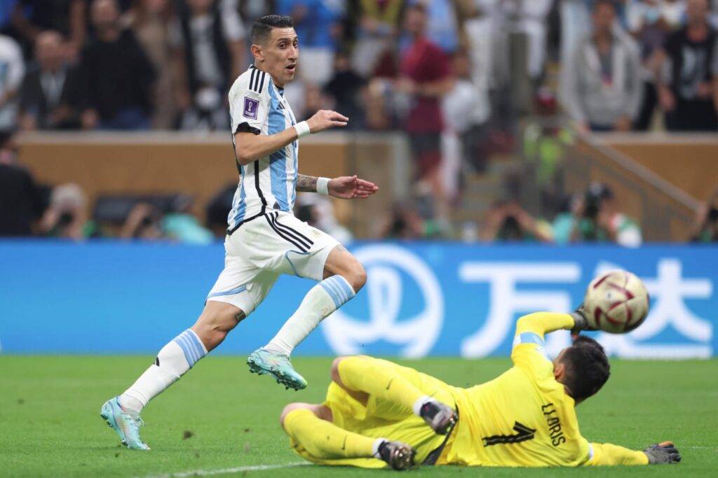 Di Maria definiendo por encima de Lloris