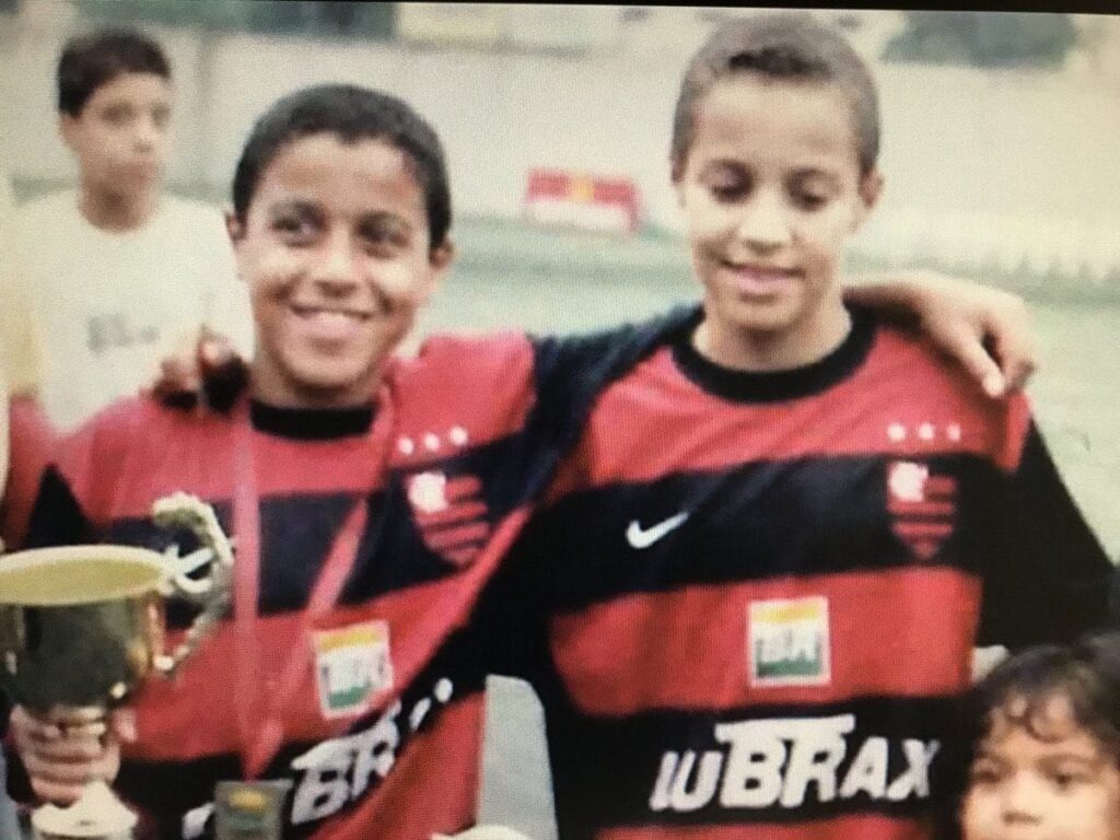 Thiago y Rodrigo con la camiseta de Flamengo.