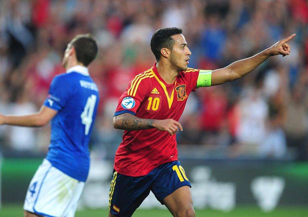 Thiago Alcántara con la remera de España y la cinta de capitán.