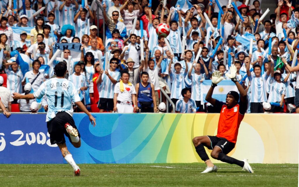 Di Maria definiendo por encima del arquero de Nigeria.