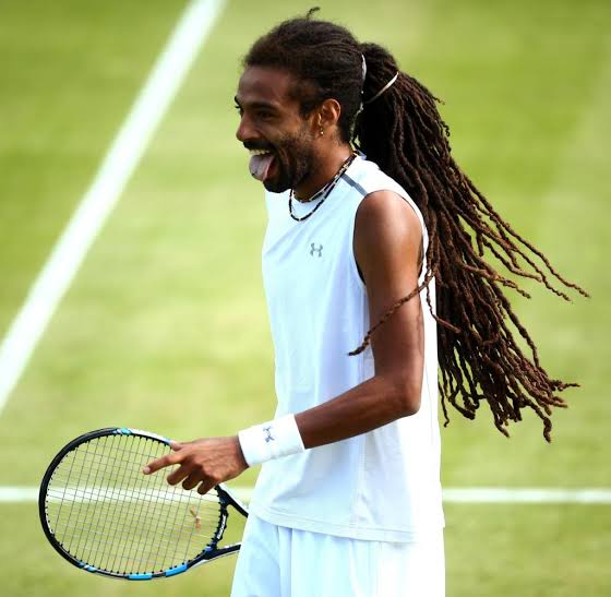 Dustin Brown sonriendo y sacando la lengua. Alegría pura para el jamaiquino.