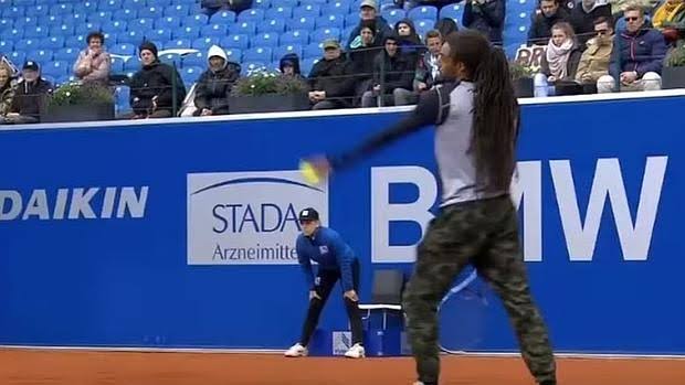 Dustin Brown jugando con pantalón largo al tenis.