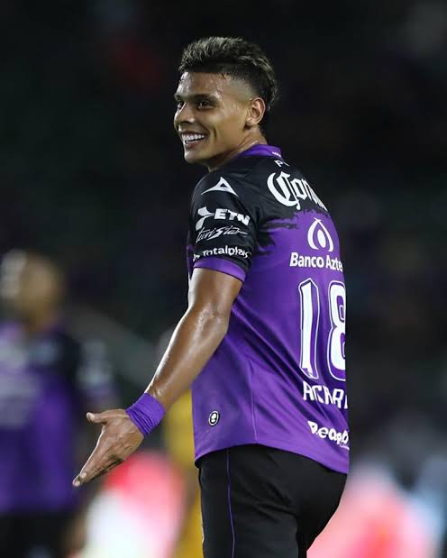 Richard Rios sonriendo con la camiseta de Mazatlán de la Liga MX.