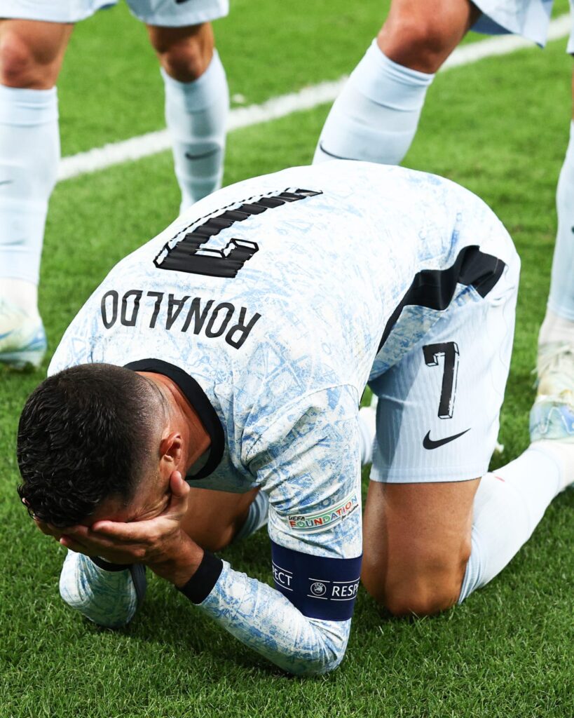 Cristiano arrodillado ante miles de portugueses sin creer llegar a tal cifra de goles.