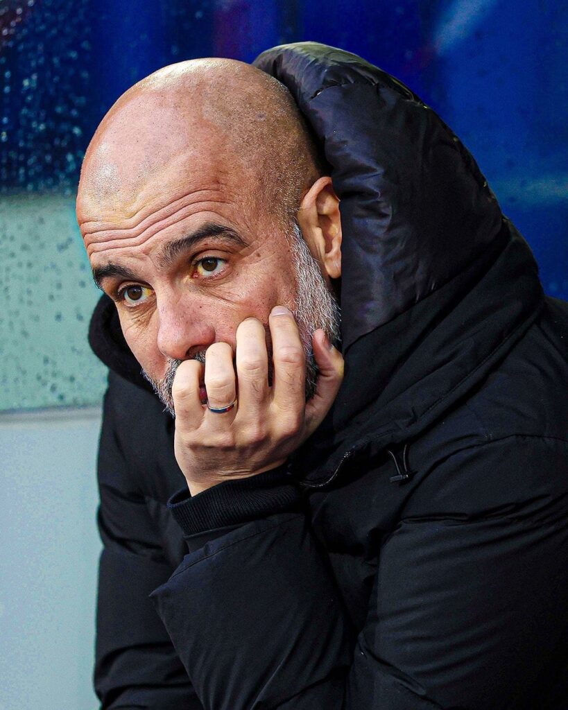 Cara de preocupación de Pep Guardiola, quien no encuentra el rumbo.