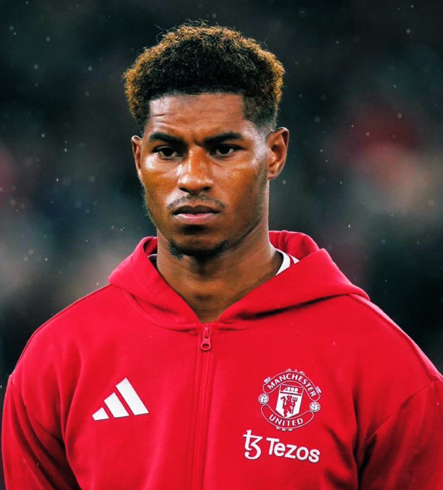Serio y concentrado, Marcus Rashford con la campera del Manchester United previo a jugar.