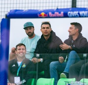 Ronaldo mirando pádel