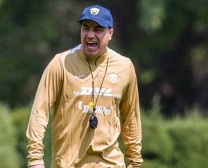 Juárez en un entrenamiento con Pumas