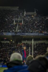 Brazos abiertos y gritos de gol para el Barcelona
