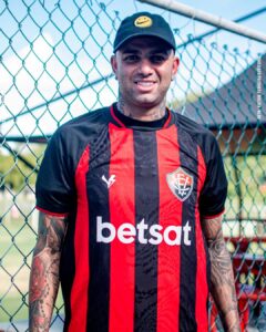 Luan con la camiseta de Vitória