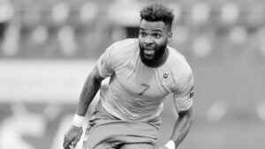 Boupendza con la camiseta de Gabón