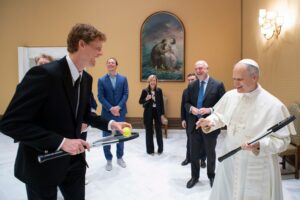 Jannik Sinner con el Papa León XIV