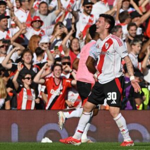 Mastantuono y su golazo ante Boca Juniors en el Superclásico