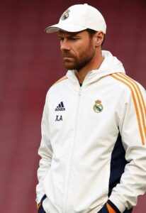 Xabi Alonso con ropa del Real Madrid