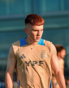 Valentín Barco con indumentaria de AFA