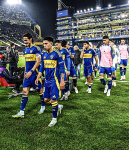 Cabizbajos saliendo de la cancha los jugadores de Boca Juniors