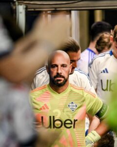 Pepe Reina con la camiseta del Como de Italia