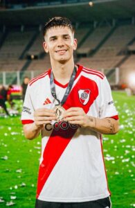 Mastantuono con la camiseta de River Plate
