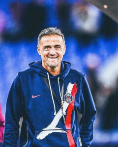 Luis Enrique con ropa del PSG