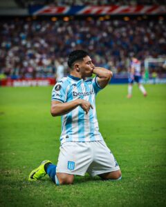 Salas festejando un gol con Racing a Fortaleza de Brasil