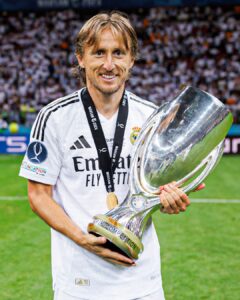 Luka Modric con uno de los tan preciados trofeos que ganó en el Real Madrid