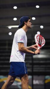 Juan Lebrón con su paleta Babolat en manos