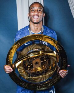 Joao Pedro con el título de campeón del Mundial de Clubes