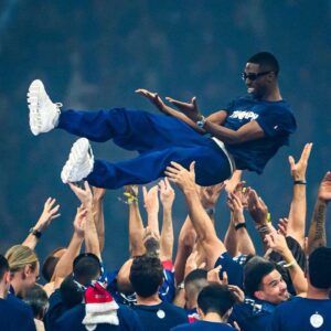 Dembélé siendo alzado por sus compañeros en el festejo de la UEFA Champions League
