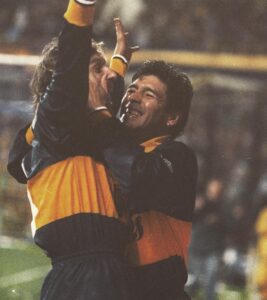 Maradona y Caniggia ante la hinchada de Boca Juniors