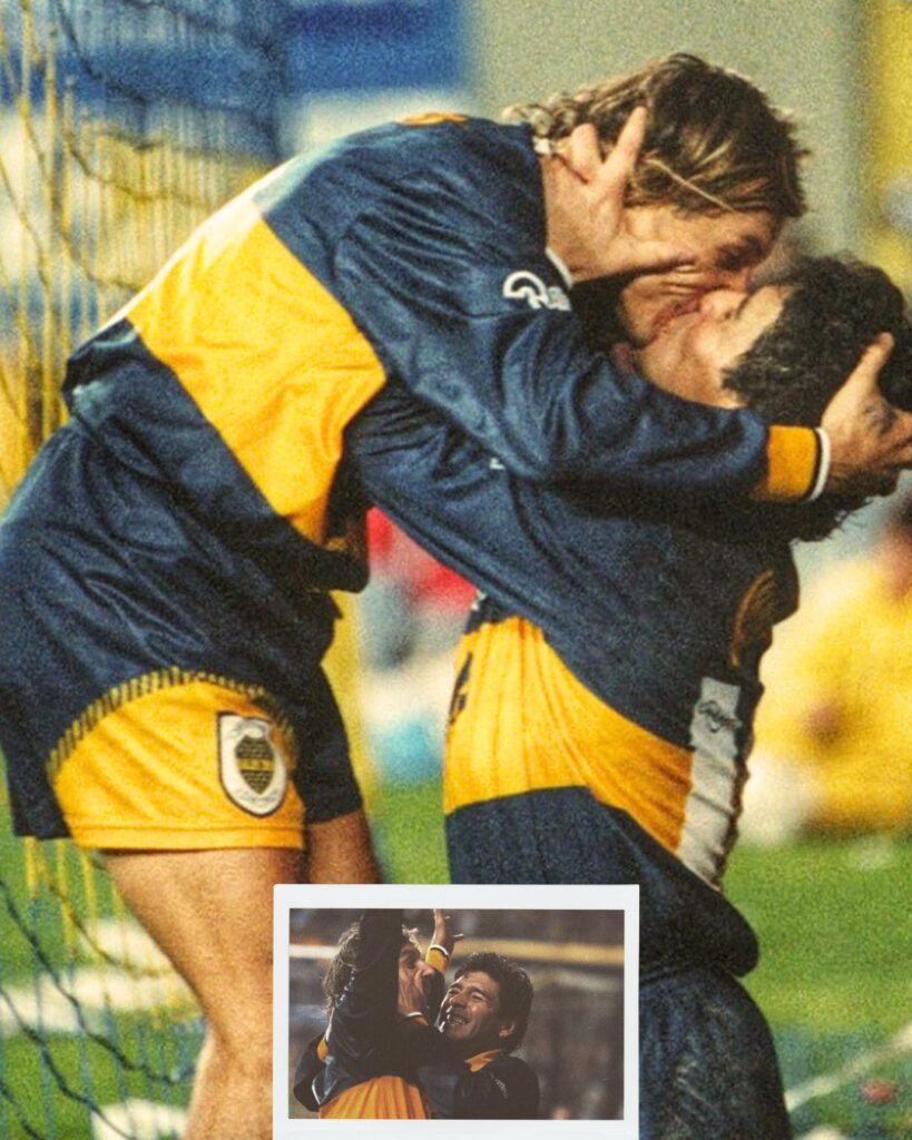 Maradona y Caniggia con un beso en la boca