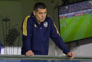 Riquelme de mala gana en el palco de Boca Juniors