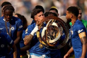 Enzo Fernández con el trofeo del Mundial de Clubes 2025