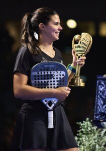 Delfi Brea, la mejor jugadora del Premier Pádel, con su trofeo