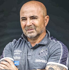 Sampaoli, de brazos cruzados, en el banco de Santos en 2019
