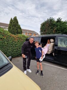 Jack Grealish ya vestido con ropa del Everton