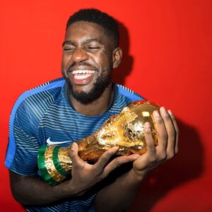 Umtiti con la Copa del Mundo en sus manos
